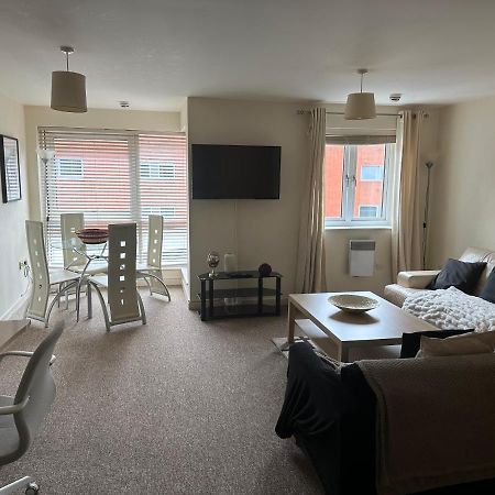 Gunwharf Quays Harbour Apartments Portsmouth Bagian luar foto